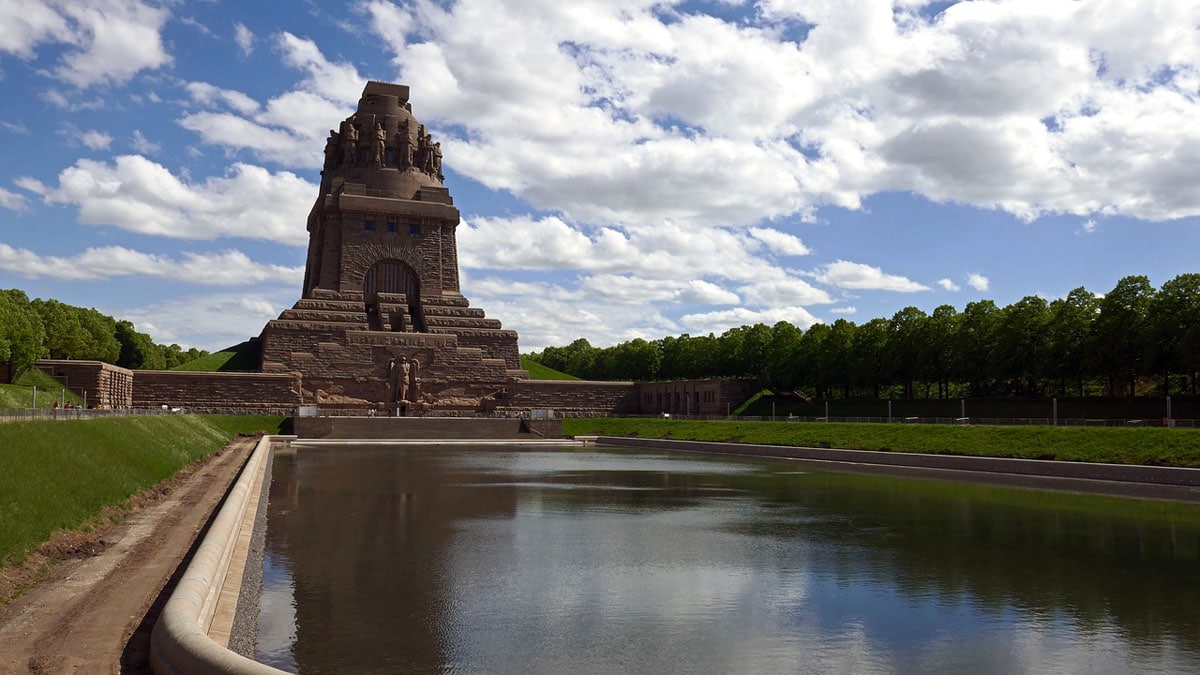 Voelkerschlachtdenkmal-leipzig "width =" 1200 "height =" 675 "srcset =" https://www.nicolos-reiseblog.de/wp-content/uploads/2020/05/Voelkerschlachtdenkmal-leipzig.jpg 1200w, https: // www.nicolos-reiseblog.de/wp-content/uploads/2020/05/Voelkerschlachtdenkmal-leipzig-300x169.jpg 300w, https://www.nicolos-reiseblog.de/wp-content/uploads/2020/05/Voelkerschlachtdenkmal -leipzig-1024x576.jpg 1024w "data-lazy-sizes =" (max. breedte: 1200px) 100vw, 1200px "src =" https://www.nicolos-reiseblog.de/wp-content/uploads/2020/05 /Voelkerschlachtdenkmal-leipzig.jpg "/><noscript><img decoding=