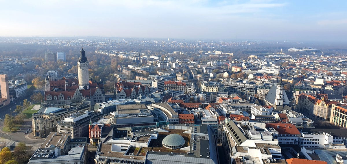 city-hochhaus-leipzig-ausblick-altstadt "width =" 1200 "height =" 568 "srcset =" https://www.nicolos-reiseblog.de/wp-content/uploads/2020/05/city-hochhaus-leipzig -ausblick-altstadt.jpg 1200w, https://www.nicolos-reiseblog.de/wp-content/uploads/2020/05/city-hochhaus-leipzig-ausblick-altstadt-300x142.jpg 300w, https: // www .nicolos-reiseblog.de / wp-content / uploads / 2020/05 / city-hochhaus-leipzig-ausblick-altstadt-1024x485.jpg 1024w "maten =" (max. breedte: 1200px) 100vw, 1200px "/></noscript></p>
<hr/>
<h2><span id=