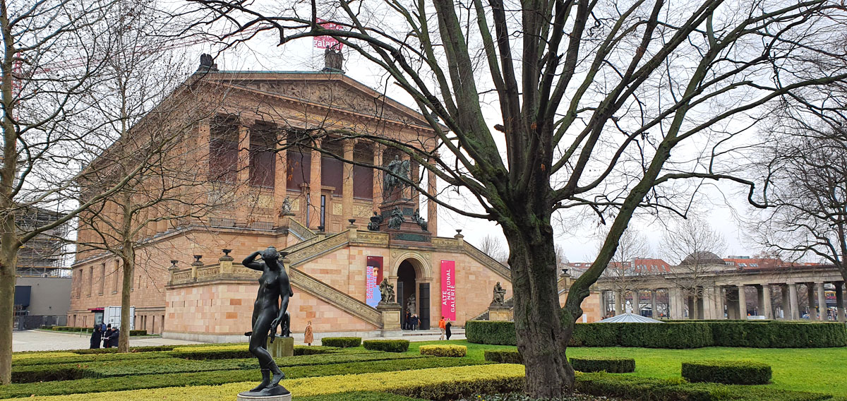 a-day-in-berlin-museuminsel-alte-nationalgalerie "width =" 1200 "height =" 568 "srcset =" https://www.nicolos-reiseblog.de/wp-content/uploads/2020/05/ein -tag-in-berlin-museuminsel-alte-nationalgalerie.jpg 1200w, https://www.nicolos-reiseblog.de/wp-content/uploads/2020/05/ein-tag-in-berlin-museumsinsel-alte- nationalgalerie-300x142.jpg 300w, https://www.nicolos-reiseblog.de/wp-content/uploads/2020/05/ein-tag-in-berlin-museumsinsel-alte-nationalgalerie-1024x485.jpg 1024w "maten = "(max. breedte: 1200px) 100vw, 1200px" /></noscript></p>
<p id=