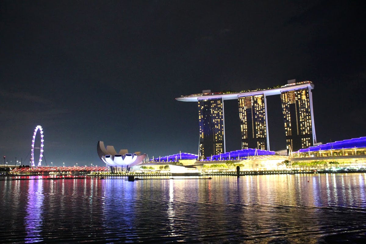 one-day-in-singapore-marina-bay-night "width =" 1200 "height =" 800 "srcset =" https://www.nicolos-reiseblog.de/wp-content/uploads/2020/05/ein -tag-in-singapur-marina-bay-nacht.jpg 1200w, https://www.nicolos-reiseblog.de/wp-content/uploads/2020/05/ein-tag-in-singapur-marina-bay- night-300x200.jpg 300w, https://www.nicolos-reiseblog.de/wp-content/uploads/2020/05/ein-tag-in-singapur-marina-bay-nacht-1024x683.jpg 1024w "maten = "(max. breedte: 1200px) 100vw, 1200px" /></noscript></p><p id=