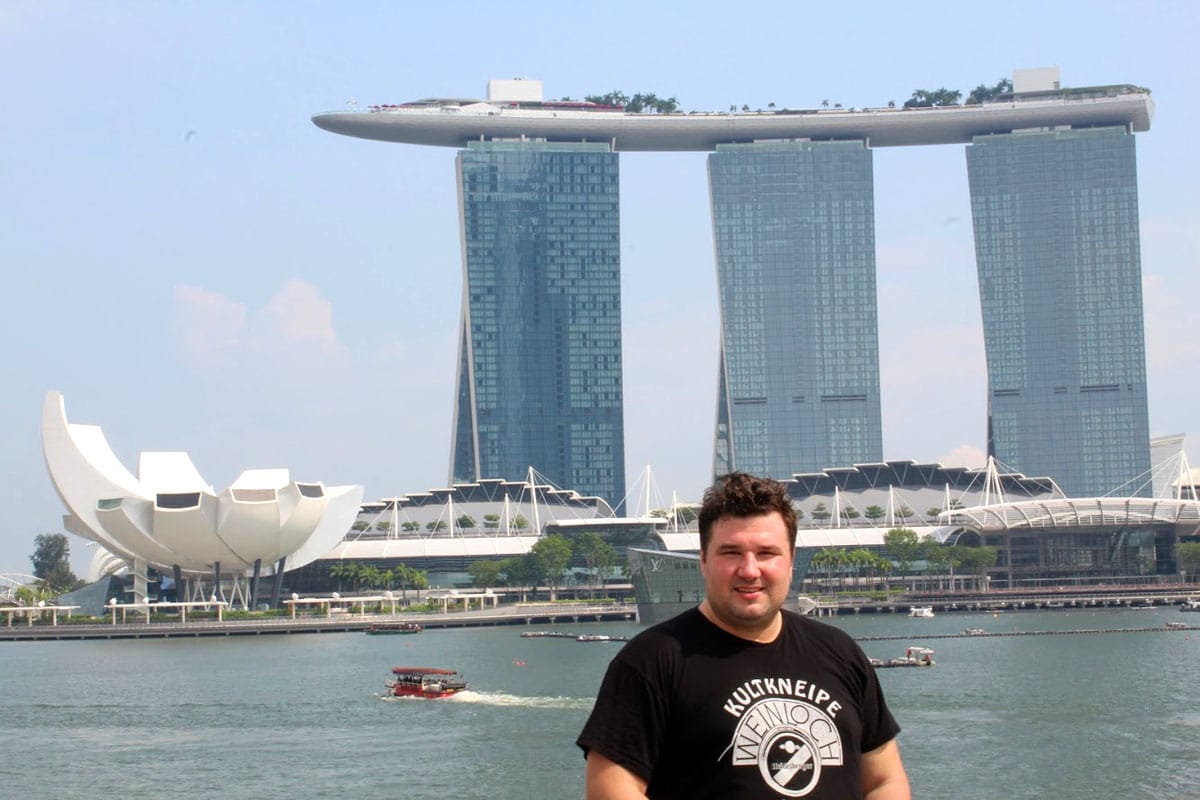 one-day-in-singapore-patric-marina-bay "width =" 1200 "height =" 800 "srcset =" https://www.nicolos-reiseblog.de/wp-content/uploads/2020/05/ein -tag-in-singapur-patric-marina-bay.jpg 1200w, https://www.nicolos-reiseblog.de/wp-content/uploads/2020/05/ein-tag-in-singapur-patric-marina- bay-300x200.jpg 300w, https://www.nicolos-reiseblog.de/wp-content/uploads/2020/05/ein-tag-in-singapur-patric-marina-bay-1024x683.jpg 1024w "data- lui-maten = "(maximale breedte: 1200px) 100vw, 1200px" src = "https://www.nicolos-reiseblog.de/wp-content/uploads/2020/05/ein-tag-in-singapur-patric -marina-bay.jpg "/><noscript><img decoding=