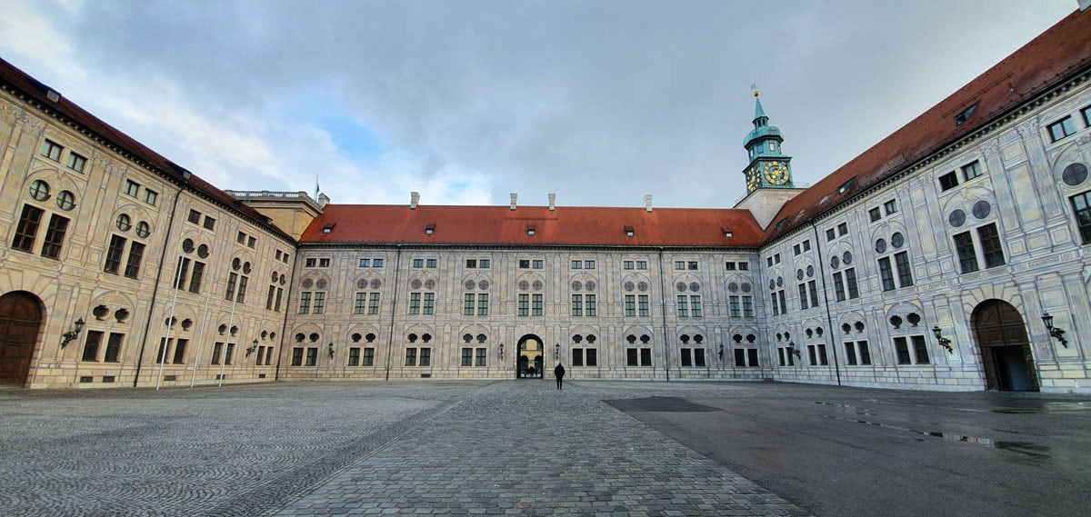 residenz-muenchen-inner courtyard "width =" 1200 "height =" 569 "srcset =" https://www.nicolos-reiseblog.de/wp-content/uploads/2020/05/residenz-muenchen-innenhof.jpg 1200w, https://www.nicolos-reiseblog.de/wp-content/uploads/2020/05/residenz-muenchen-innenhof-300x142.jpg 300w, https://www.nicolos-reiseblog.de/wp-content/uploads /2020/05/residenz-muenchen-innenhof-1024x486.jpg 1024w "maten =" (max. Breedte: 1200px) 100vw, 1200px "/></noscript></p>
<hr/>
<h2><span id=