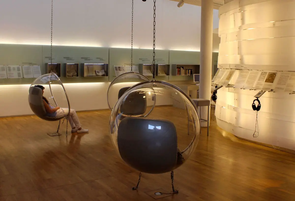 bachhaus-eisenach-moderne-ausstellung-bubble-chairs