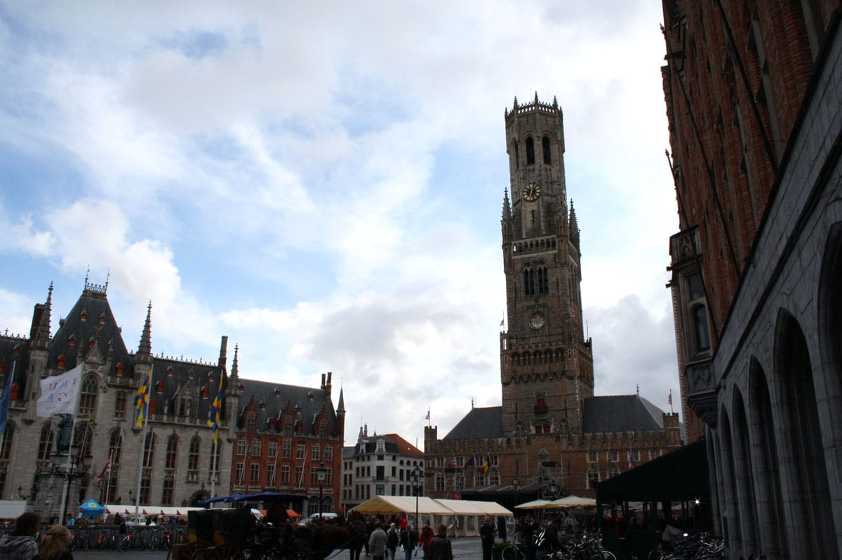 ein-tag-bruegge-belfort-marktplatz-himmel