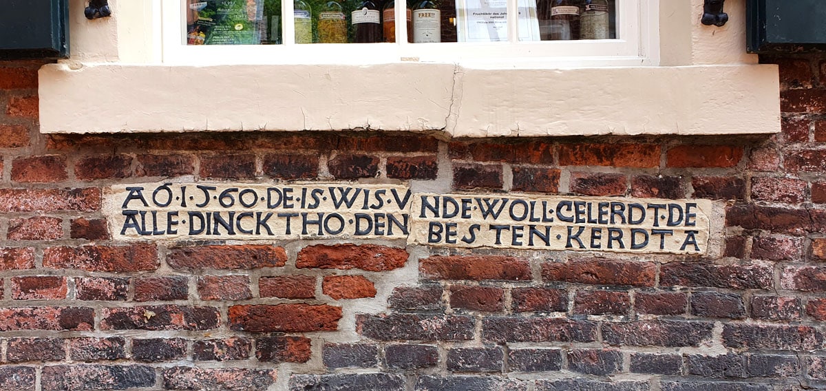 altstadt-leer-backsteinromantik-inschrift