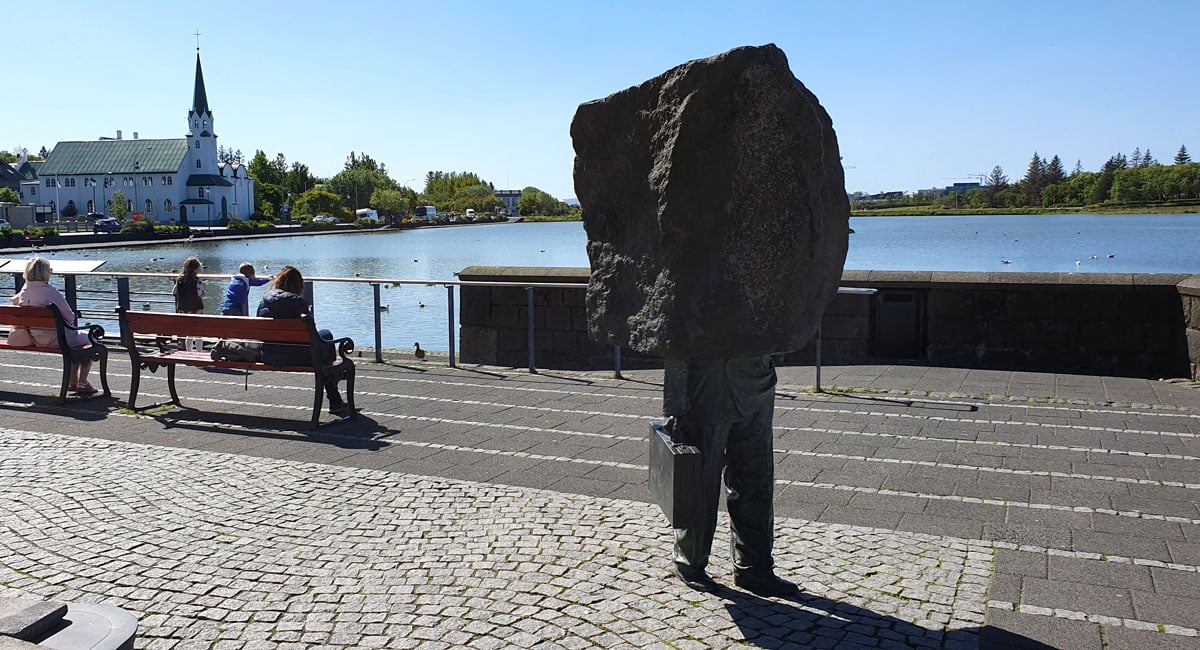 tjoernin-reykjavik-skulptur-unbekannter-buerokrat