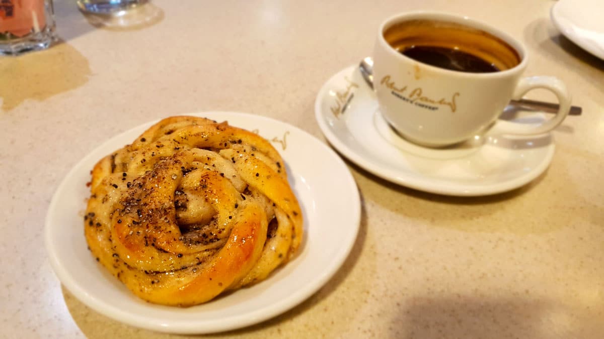 Markthalle-Stockholm-oestermalmshallen-kanelbullar