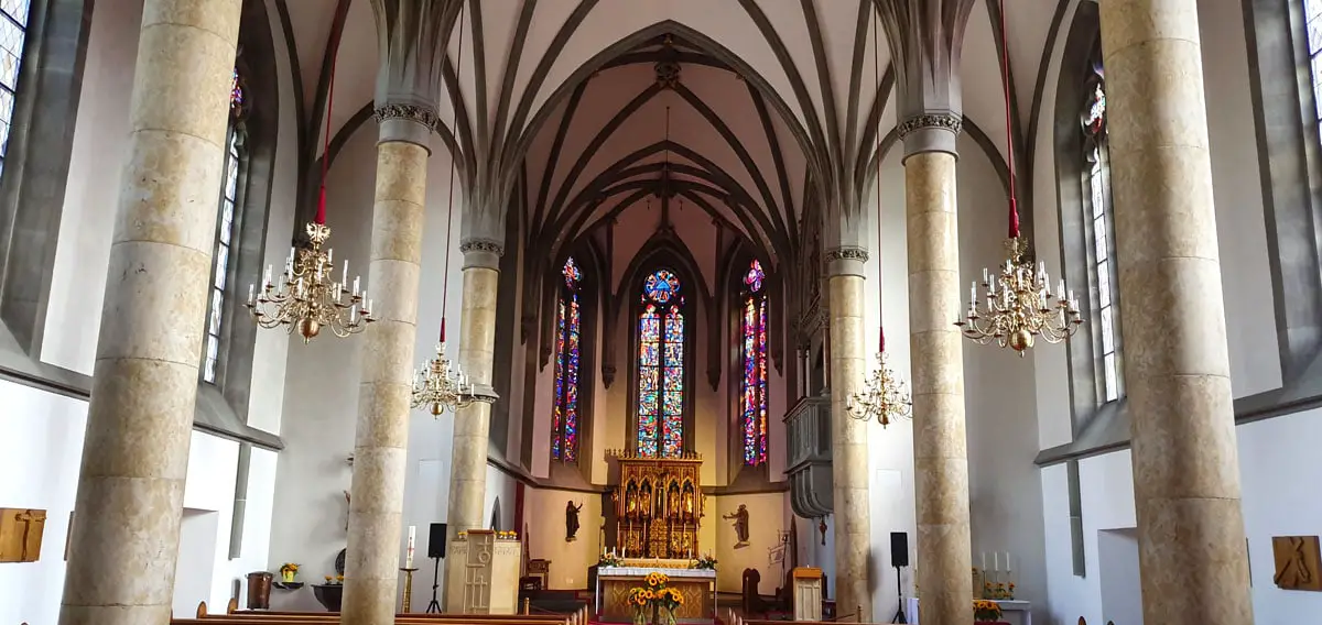 Vaduz-Pfarrkirche-St-Florin-kirchenschiff