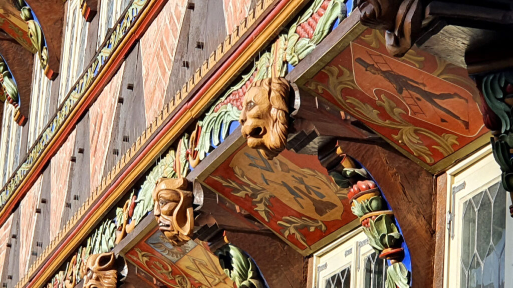 sehenswuerdigkeiten-in-hildesheim-knochenhaueramtshaus-fassade-schnitzereien