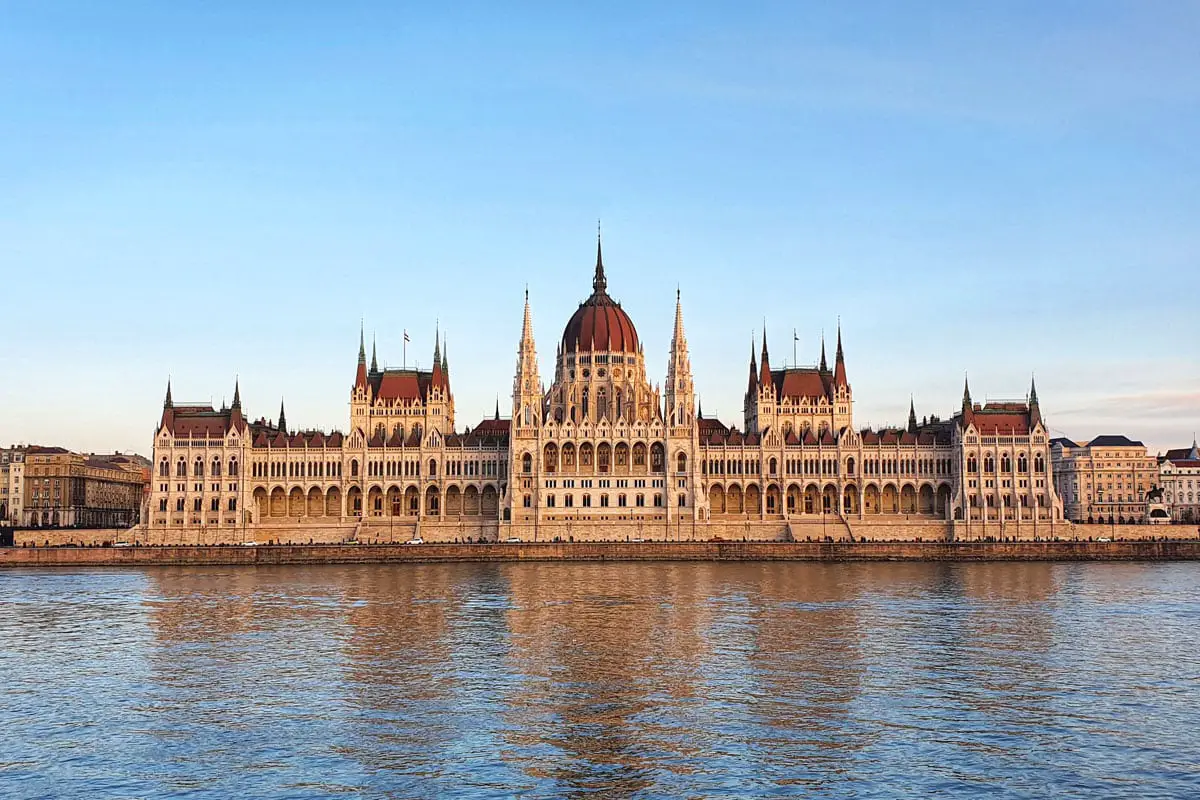 Budapest-Sehenswuerdigkeiten-parlamentsgebaeude