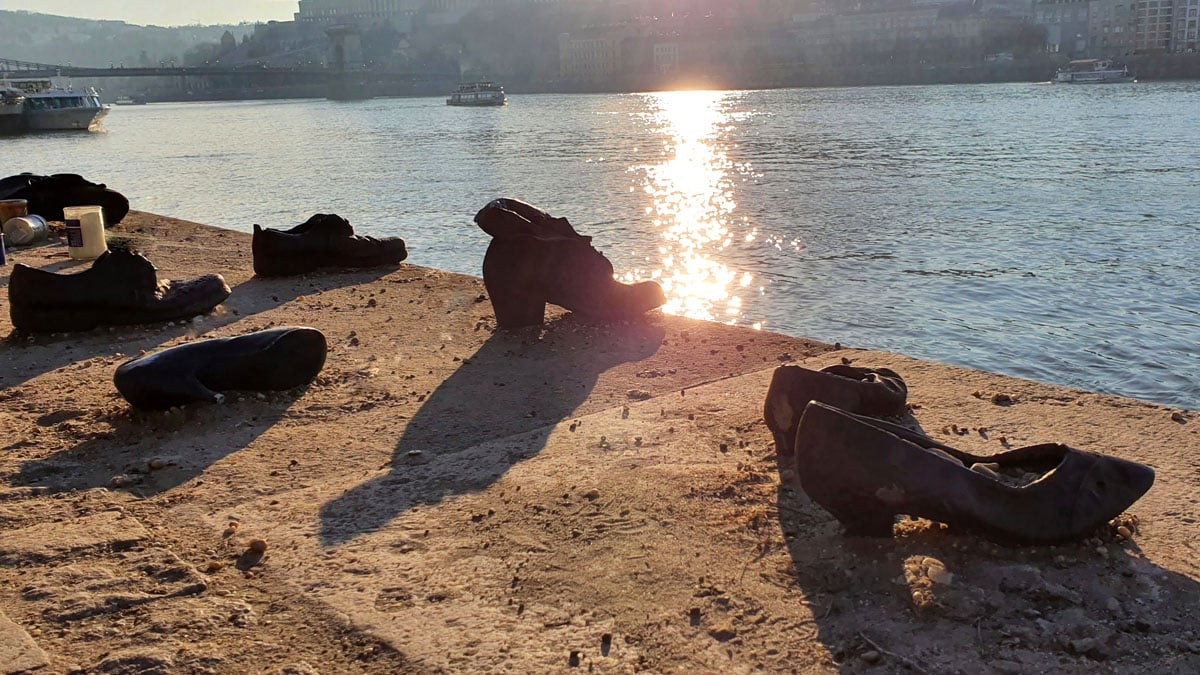 Budapest-Sehenswuerdigkeiten-schuhe-donau