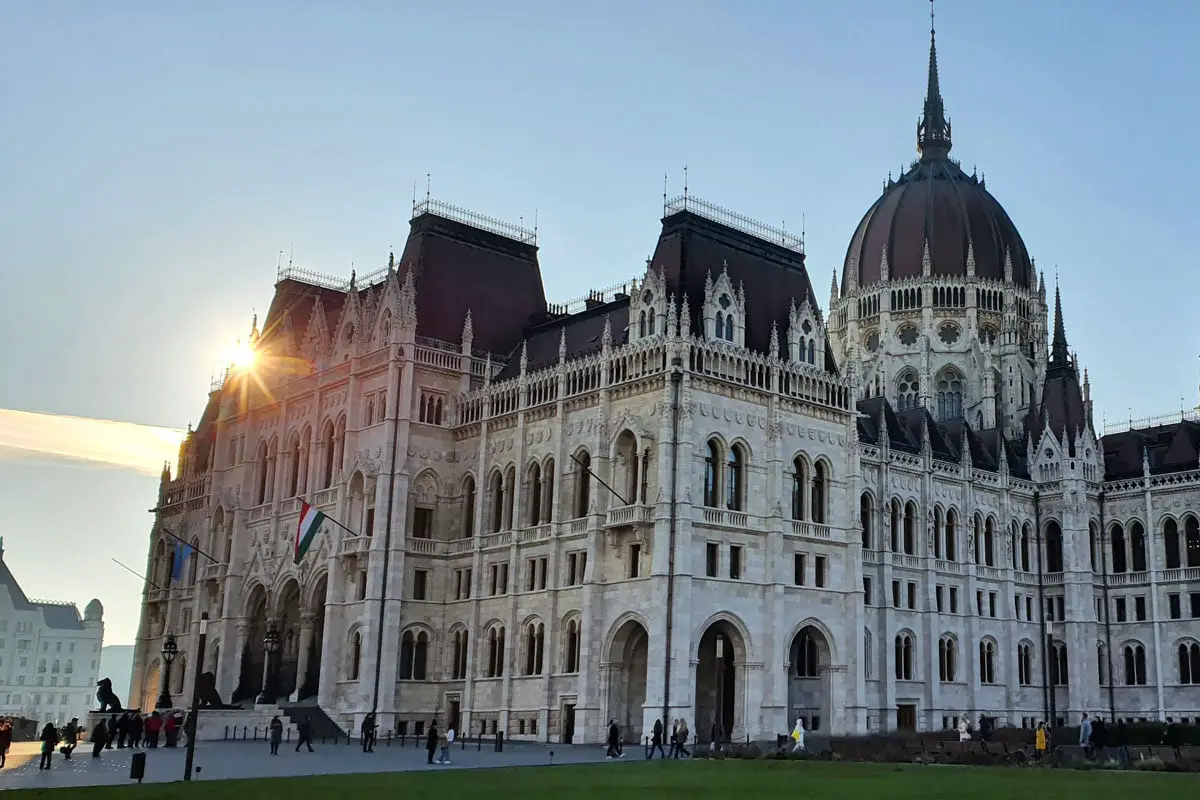 budapest-parlamentsgebaeude-perspektive
