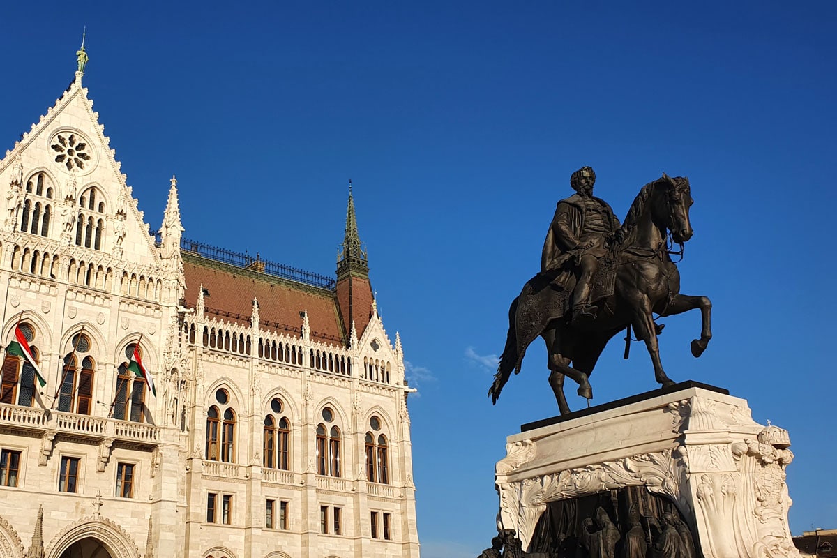 budapest-parlamentsgebaeude-reiterstandbild-Gyula-Andrassy