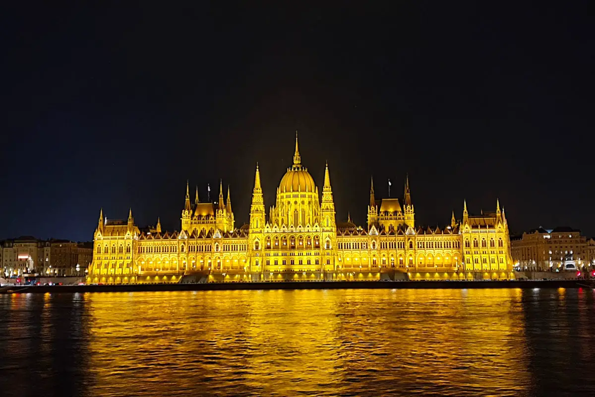 budapest-parlementsgebaeude-abend