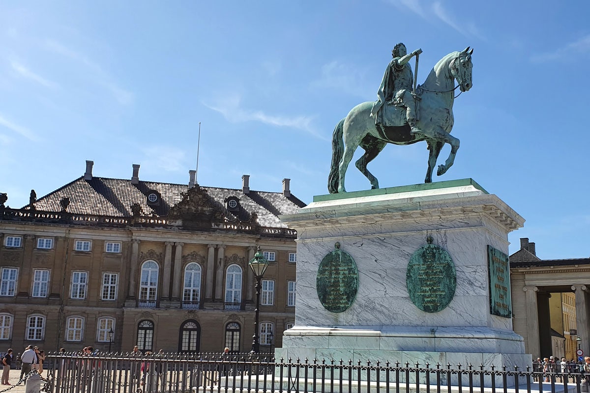 kopenhagen-schloss-amalienborg-palast-denkmal