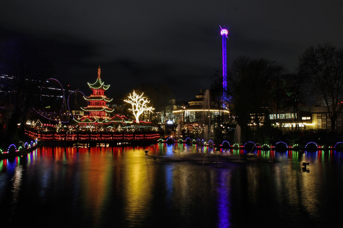 Der Tivoli Vergnügungspark ist besonders abends eine der besonderen Kopenhagen Sehenswürdigkeiten