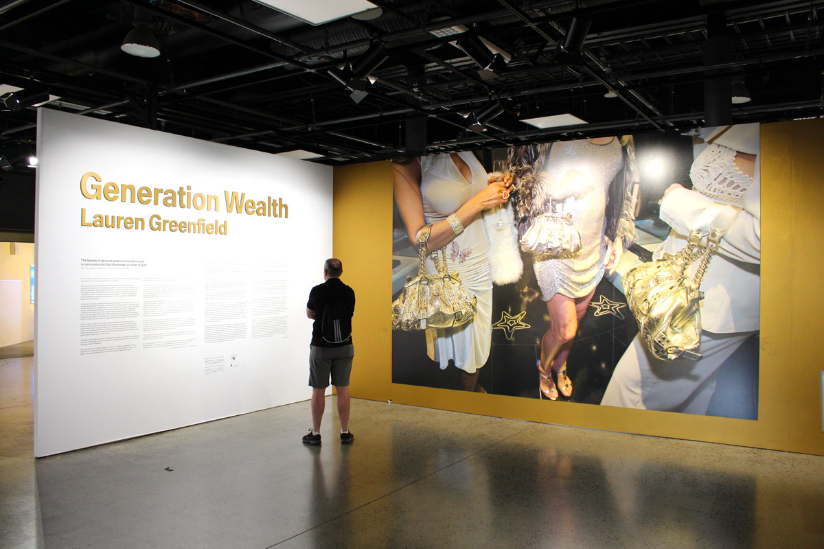 Besucher betrachten große Fotowände in der Ausstellung „Generation Wealth“ von Lauren Greenfield im Nobel-Friedenszentrum.