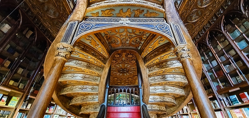 architektur_porto_Livraria_Lello_holztreppe