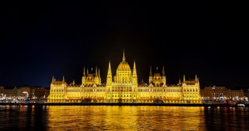 budapest_hotels_mit_blick_auf_das_parlamentsgebaeude_nicolos_reiseblog