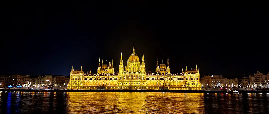 Budapest: Top 4 Hotels mit Blick auf das Parlamentsgebäude