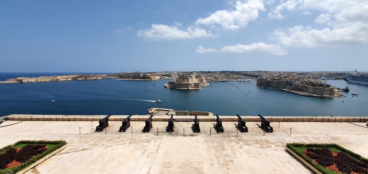 ein_tag_in_valletta_salutin_battery