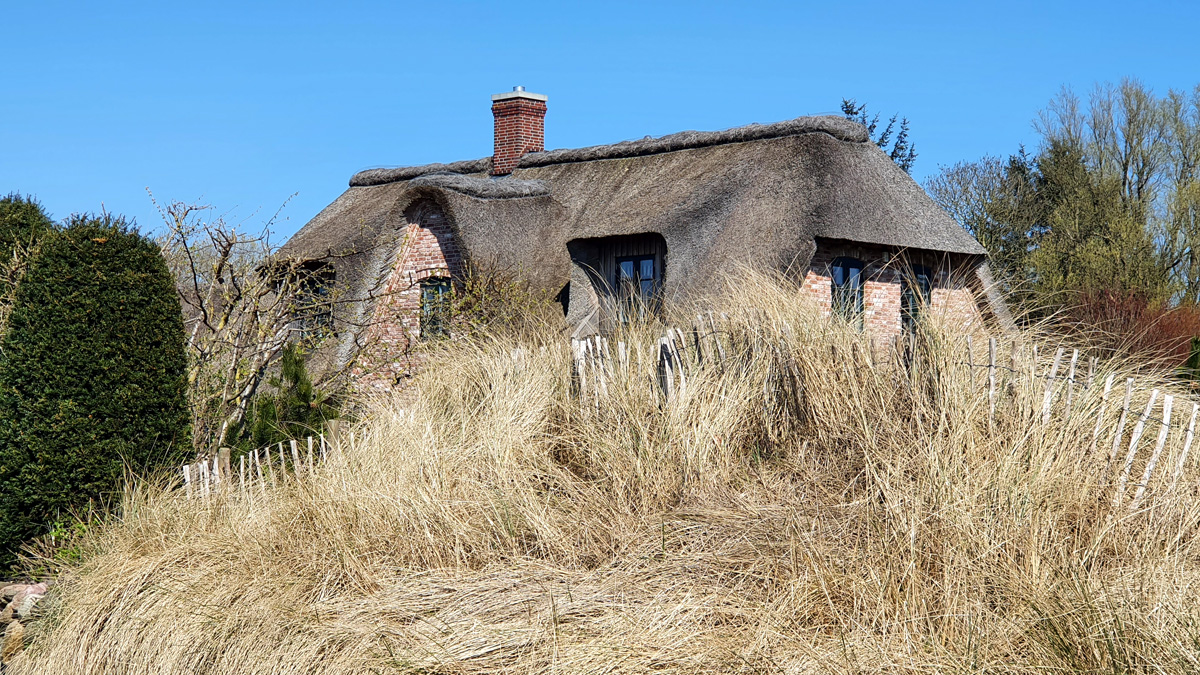 st-peter-ording-bezienswaardigheden-huis met rieten dak-nicolos-reisblog