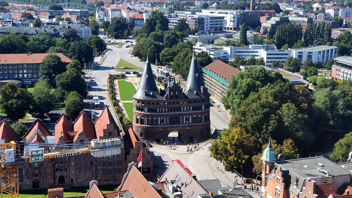 Die Hansestadt Lübeck mit dem beeindruckenden Holstentor gehört zu den schönsten Städten in Schleswig-Holstein