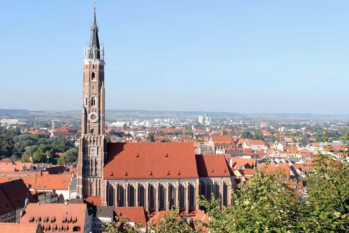 Landshut zählt mit seinem imposanten Kirchturm aus Backstein zu den schönsten Städten in Bayern