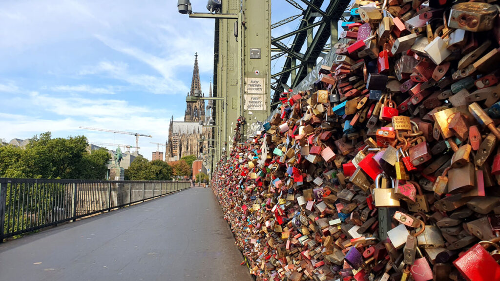 ein-tag-in-koeln-Liebesschloesser-Hohenzollernbruecke