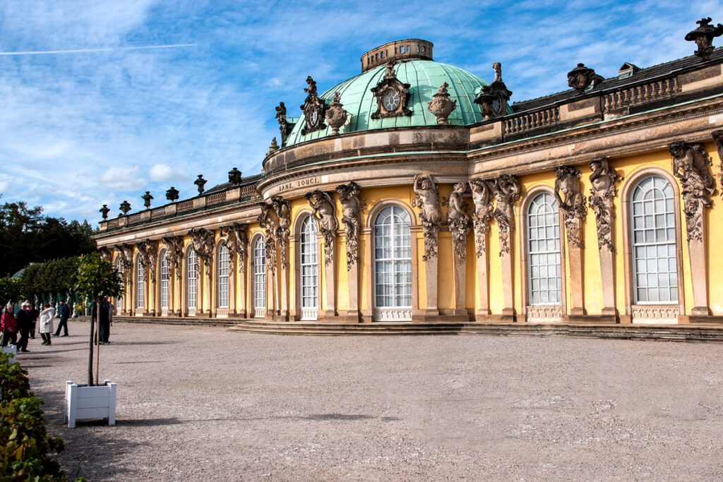 historische-sehenswuerdigkeit-schloss-sanssouci-z