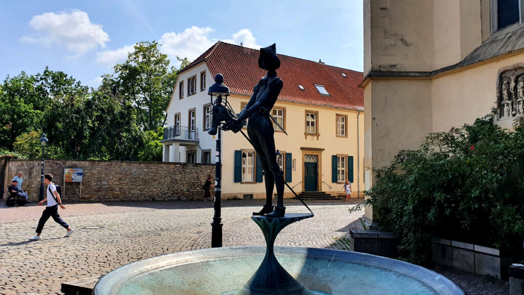 osnabrueck-sehenswuerdigkeiten-Steckenpferdreiter-Brunnen