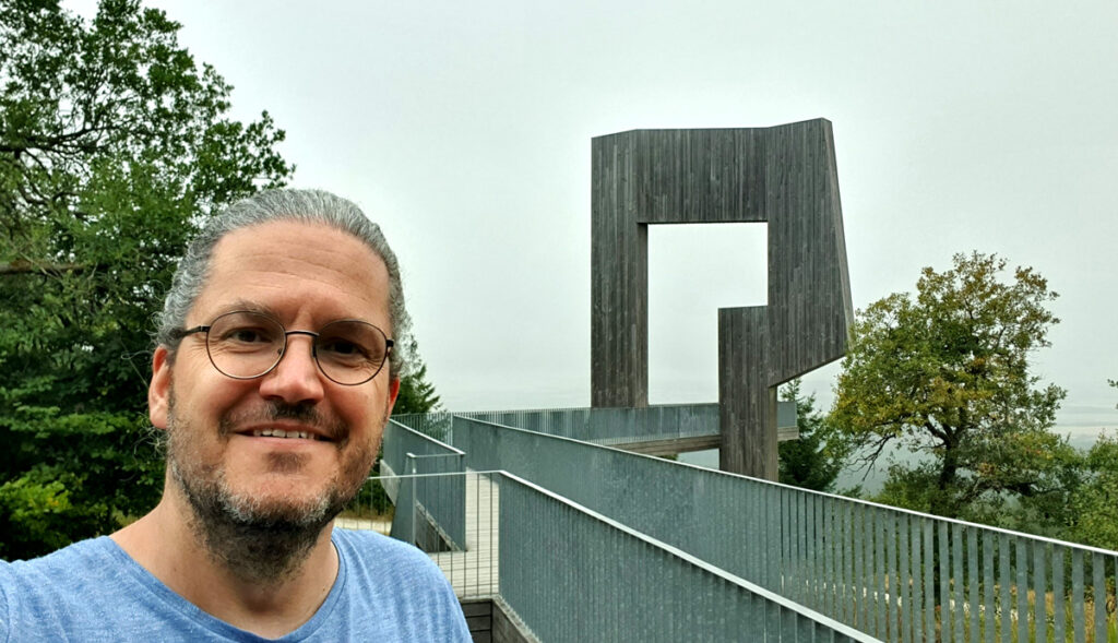 wandern-in-hunsrueck-gipfelrauschen-skulptur-windklang