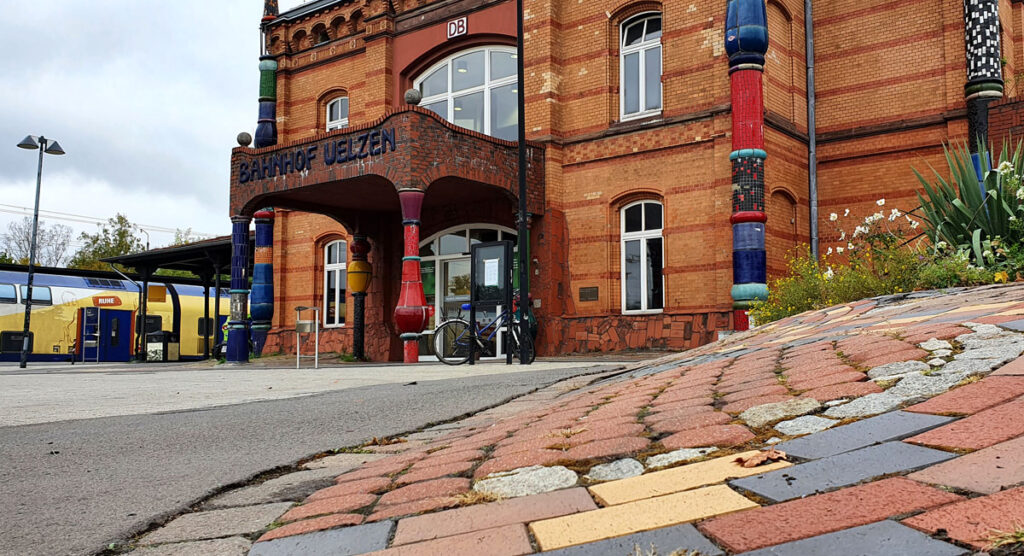 uelzen-sehenswuerdigkeiten-hundertwasser-bahnhof