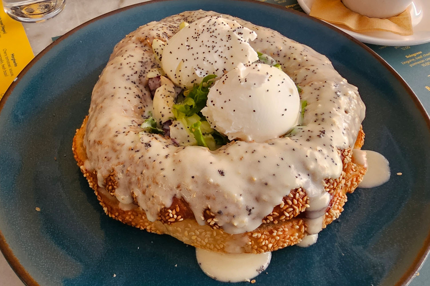 ein-tag-in-athen-brunchers-pochiertes-ei-auf-bagel