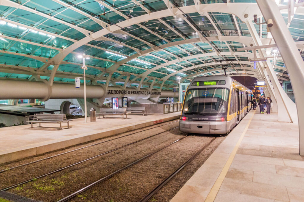 flughfaen-porto-in-die-stadt-metro