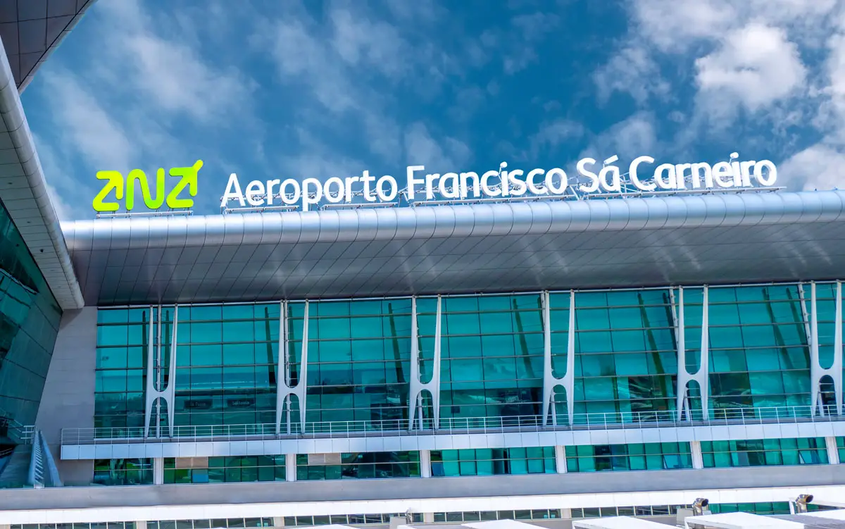 Wie kommt man vom Porto Flughafen in die Stadt?