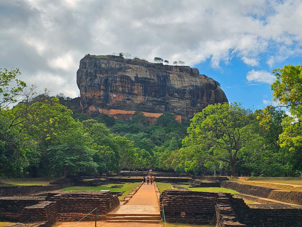 sri-lanka-sehenswuerdigkeiten-sigiriya-loewenfelsen