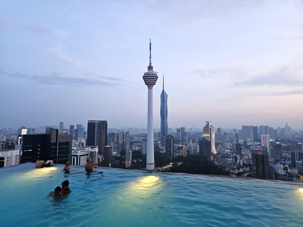 24-stunden-kuala-lumpur-the-face-style-pool