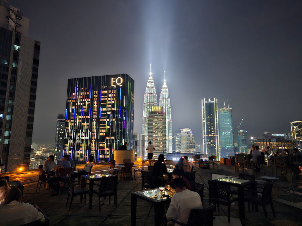 ein-tag-in-kuala-lumpur-petronas-towers-abends