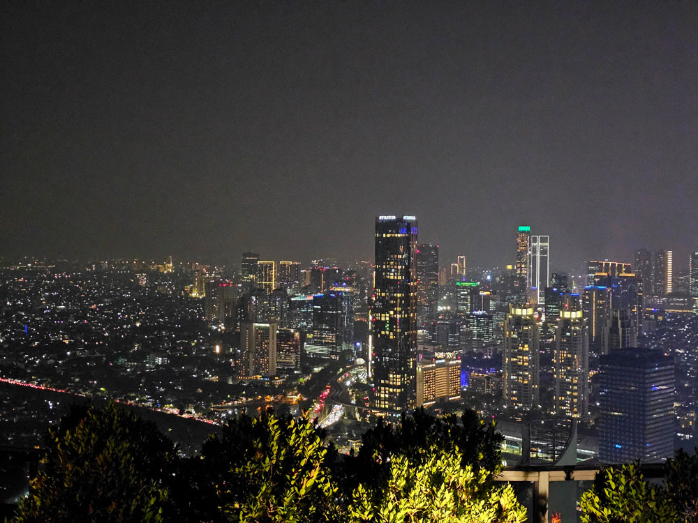 ein-tag-in-jakarta-abend-skyline