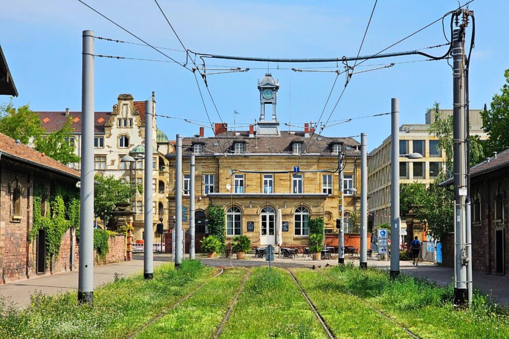 Historische Gleisanlage im Alten Schlachthof Karlsruhe mit Backsteinarchitektur