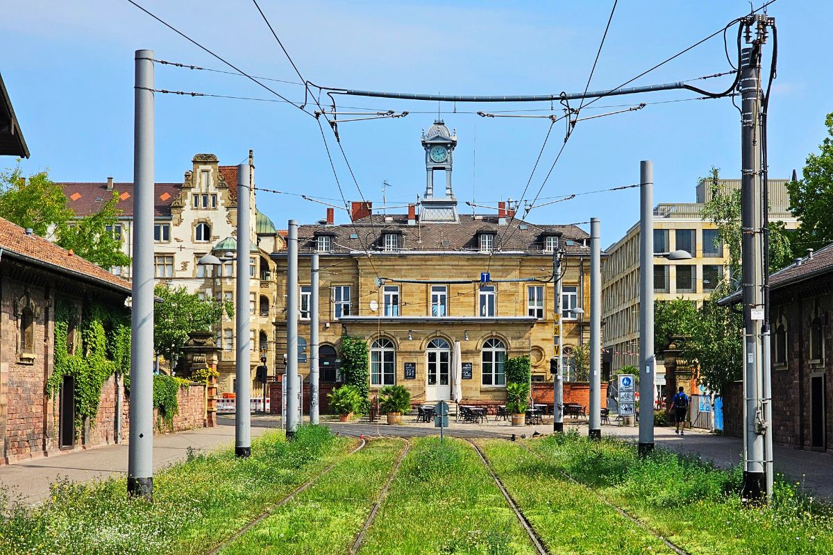 Historische Gleisanlage im Alten Schlachthof Karlsruhe mit Backsteinarchitektur