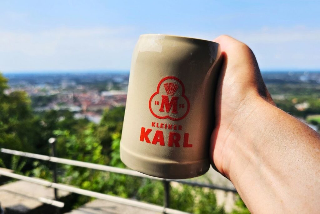 Steinzeug-Krug mit der Aufschrift Kleiner Karl im Anders Hofbistro auf dem Turmberg