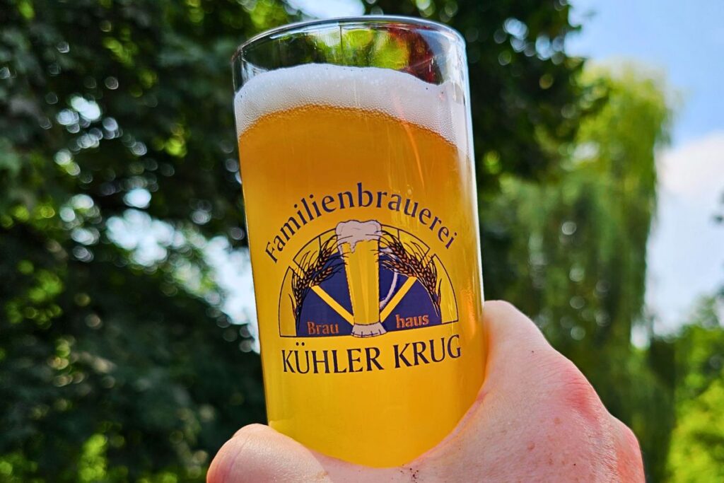 Glas Bier im Biergarten der Familienbrauerei Kühler Krug Karlsruhe