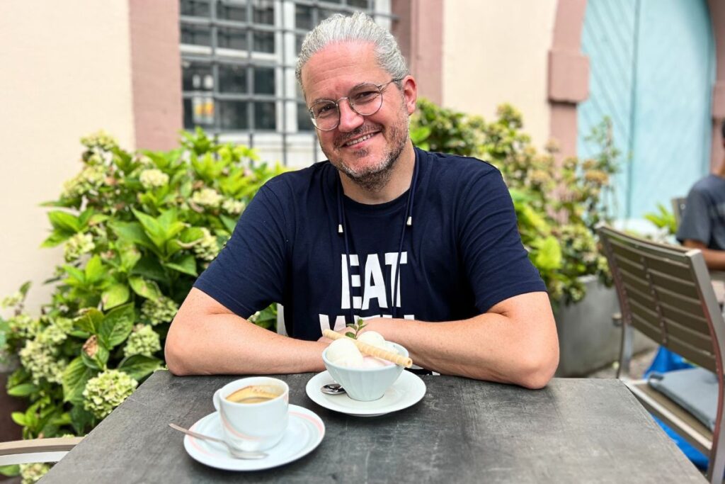 Gast (Nicolo Martin) im Café Kehrle Karlsruhe mit Espresso und Eisbecher