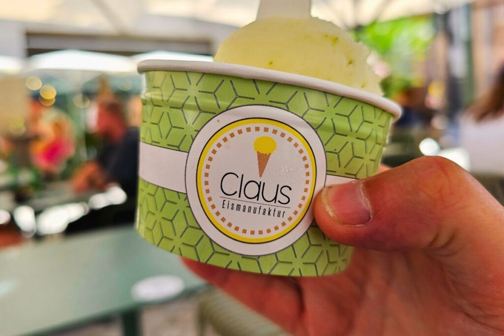 Sorbet im Becher von Claus Eismanufaktur & Deli in Karlsruhe