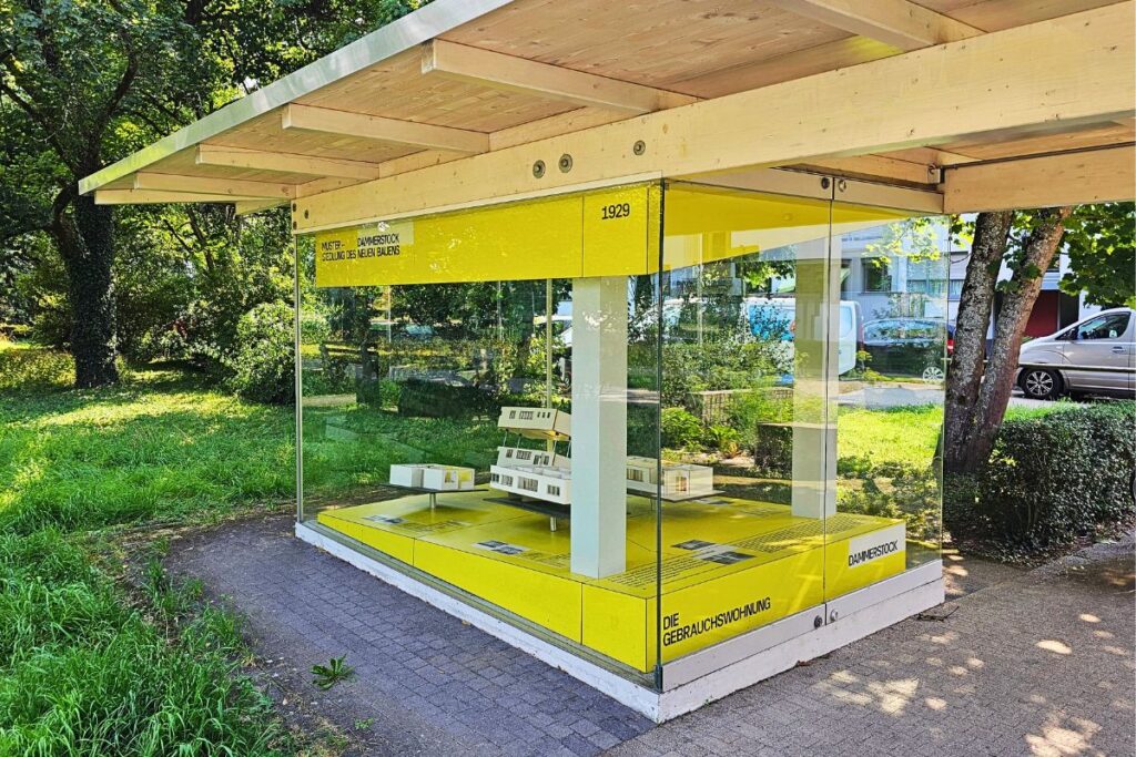 Ausstellungspavillon mit Architekturmodellen der Dammerstock-Siedlung Karlsruhe