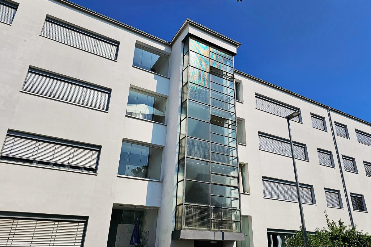 Wohnhaus in der Dammerstock-Siedlung Karlsruhe mit Glasfassade und Bauhaus-Stil
