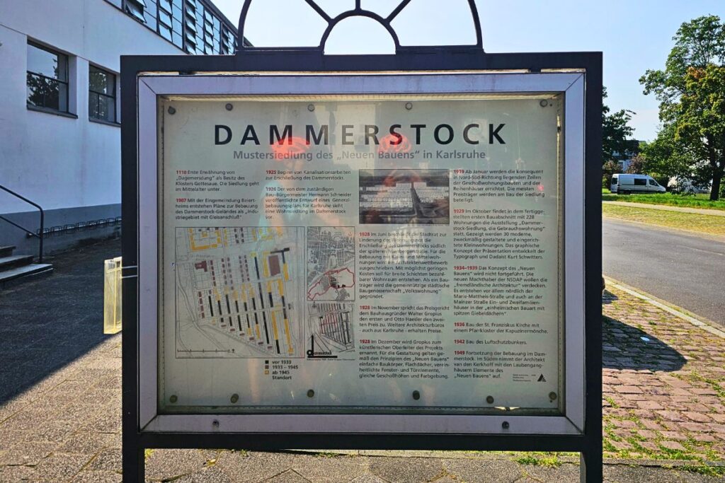 Infotafel zur Geschichte der Dammerstock-Siedlung Karlsruhe im Bauhaus-Stil