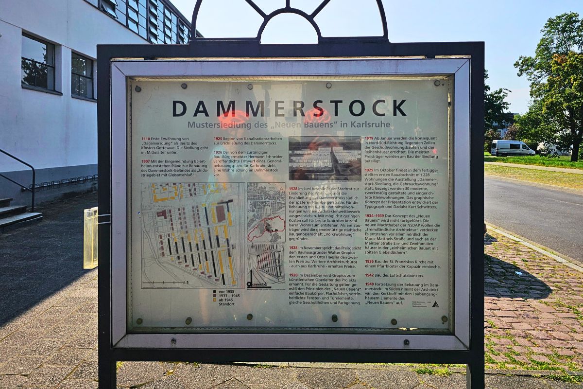 Infotafel zur Geschichte der Dammerstock-Siedlung Karlsruhe im Bauhaus-Stil